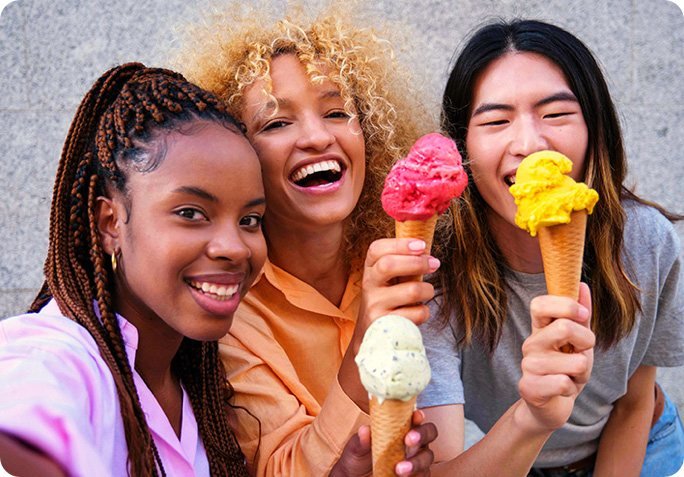 Amigas tomándose una selfie con el Galaxy A37 5G