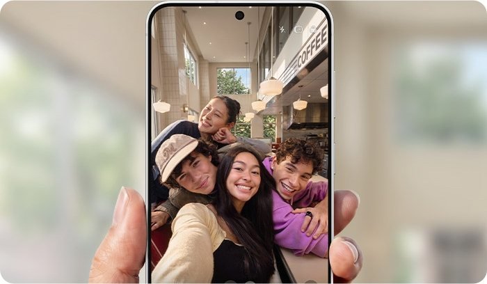 Selfie de grupo con el Galaxy S26 FE