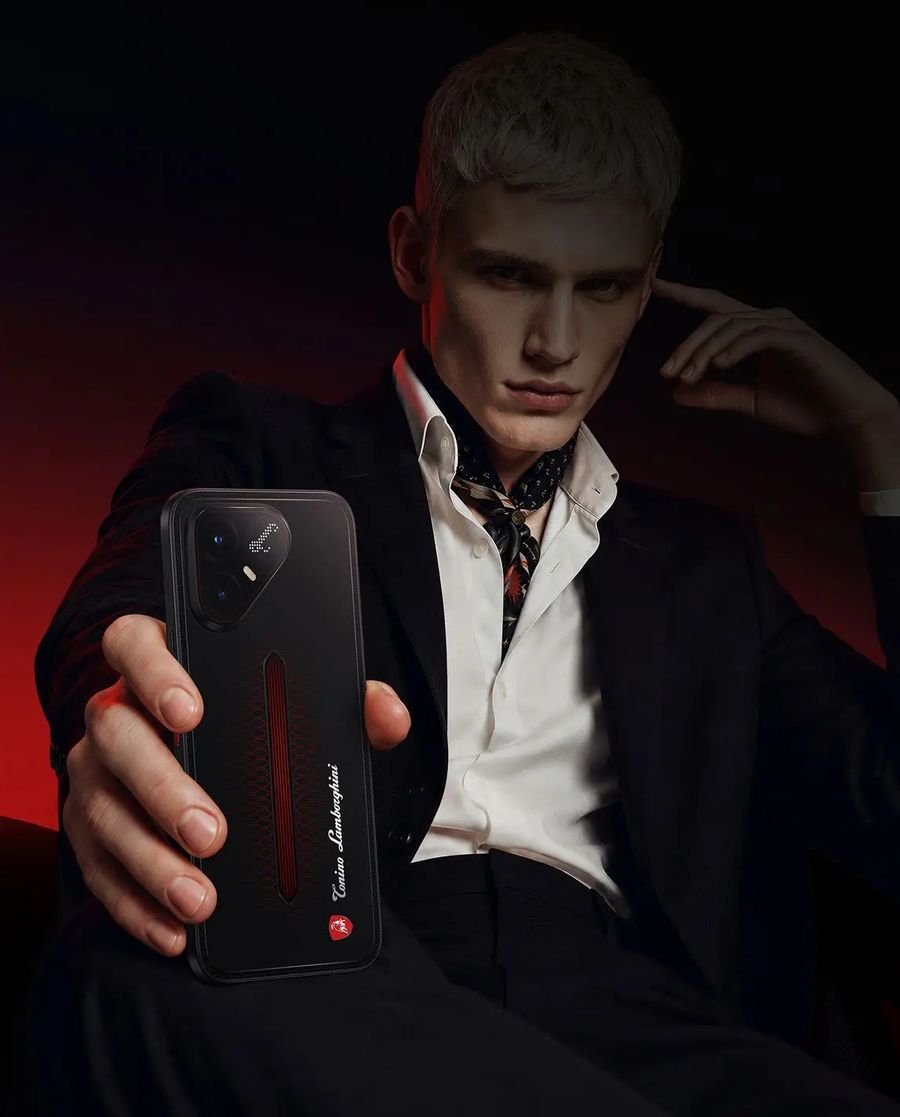 TECNO POVA 8 Pro 5G Tonino Lamborghini en la mano