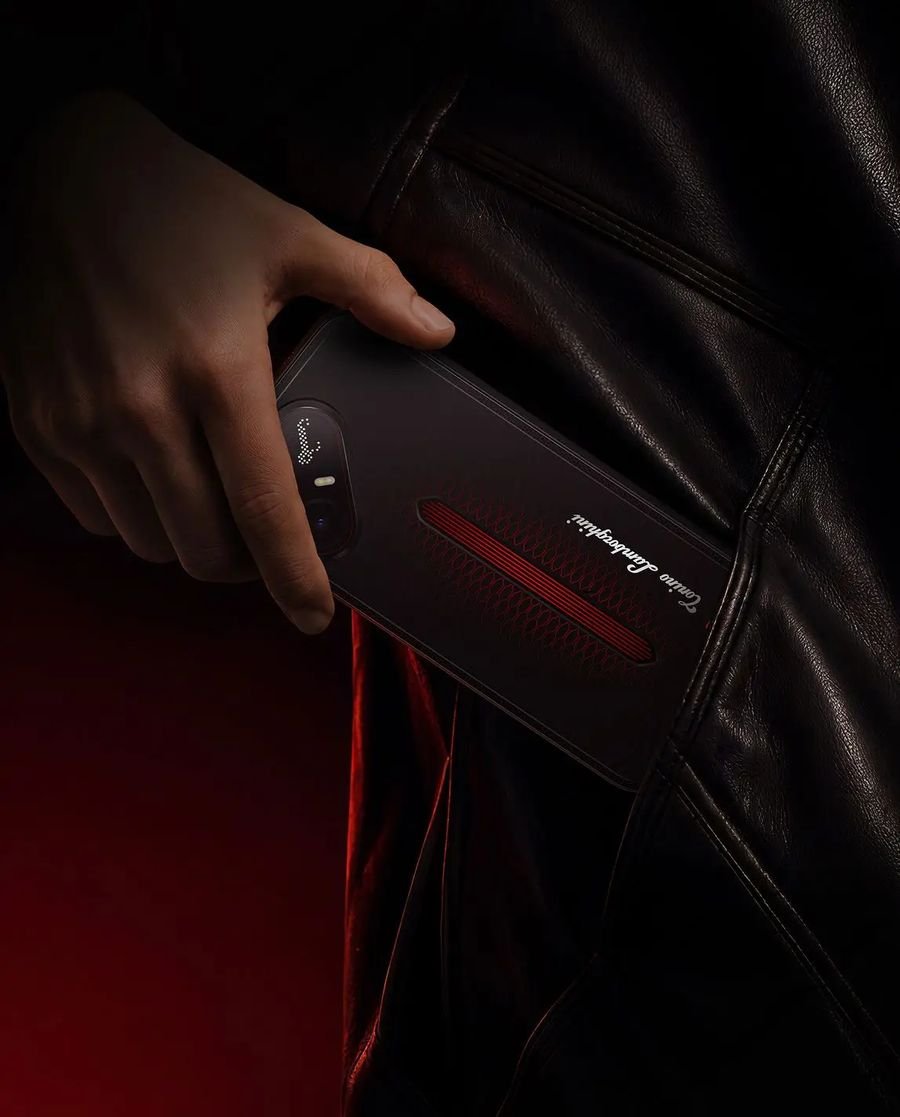 Detalle de la espalda del POVA 8 Pro Tonino Lamborghini